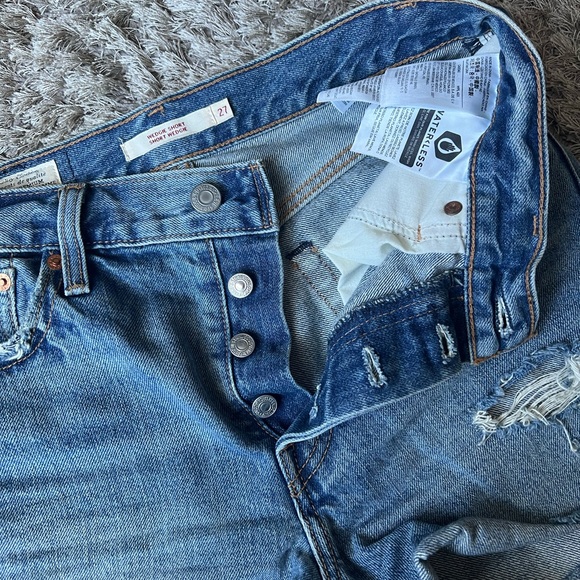 Like New Levis Wedgie high rise shorts - Picture 3 of 3